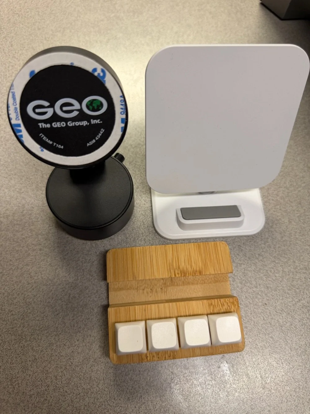 GEO Branded Car Phone Mount & White Wireless Charger Set